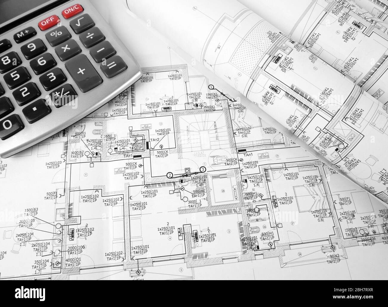 Vista ad angolo alto sullo schema dell'impianto elettrico con calcolatrice Foto Stock