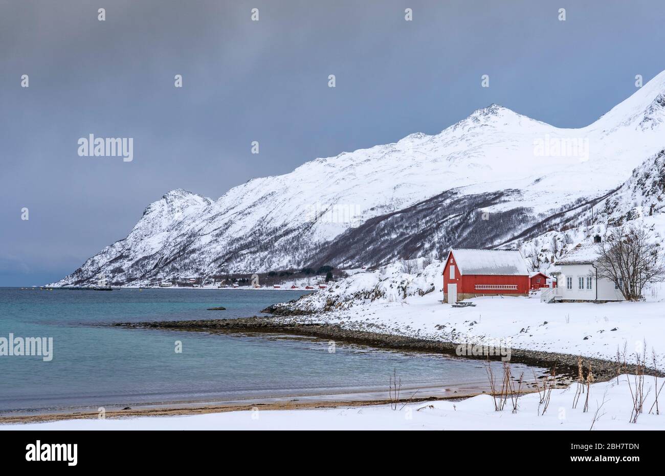 Paesaggio invernale all'alba polare sull'isola di Kvaløya e fiordo vicino a Tromso, Norvegia settentrionale Foto Stock