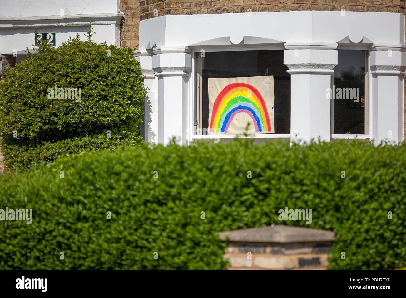 Pittura infantile arcobaleno, esposta nella finestra frontale di un immobile residenziale, durante la chiusura 2020 COVID-19. Streatham, Londra del Sud, Regno Unito Foto Stock