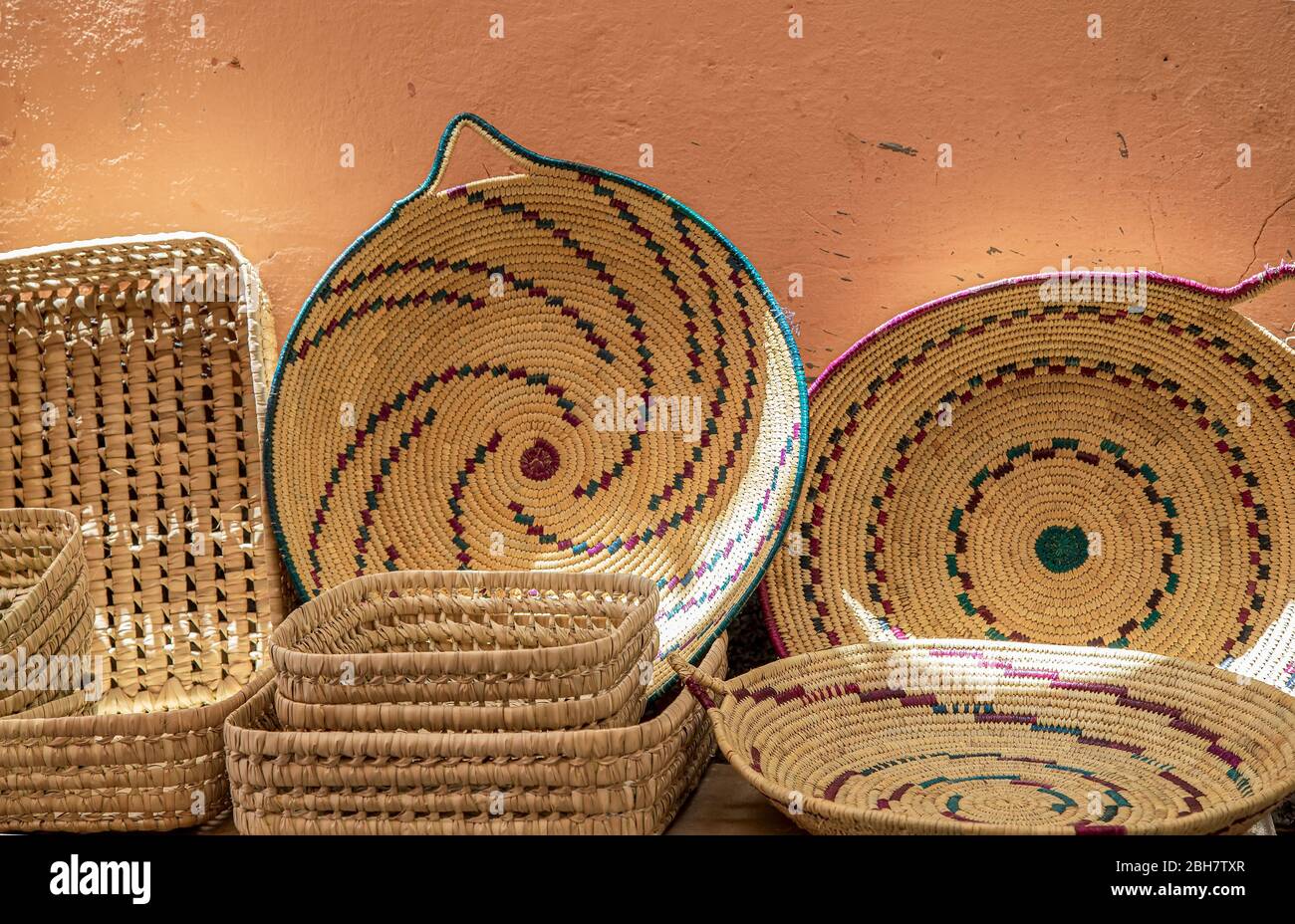 Colorato cesto wattled fatto a mano in vendita al bazar di Marrakech.Morocco. Foto Stock