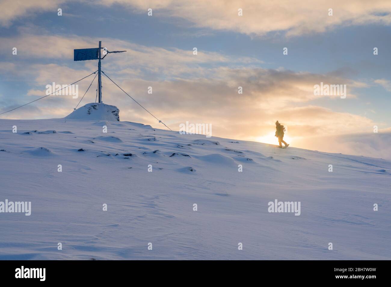 bella donna anziana racchette da neve nel paesaggio artico del nord Norvegia vicino alla città di Tromso Foto Stock