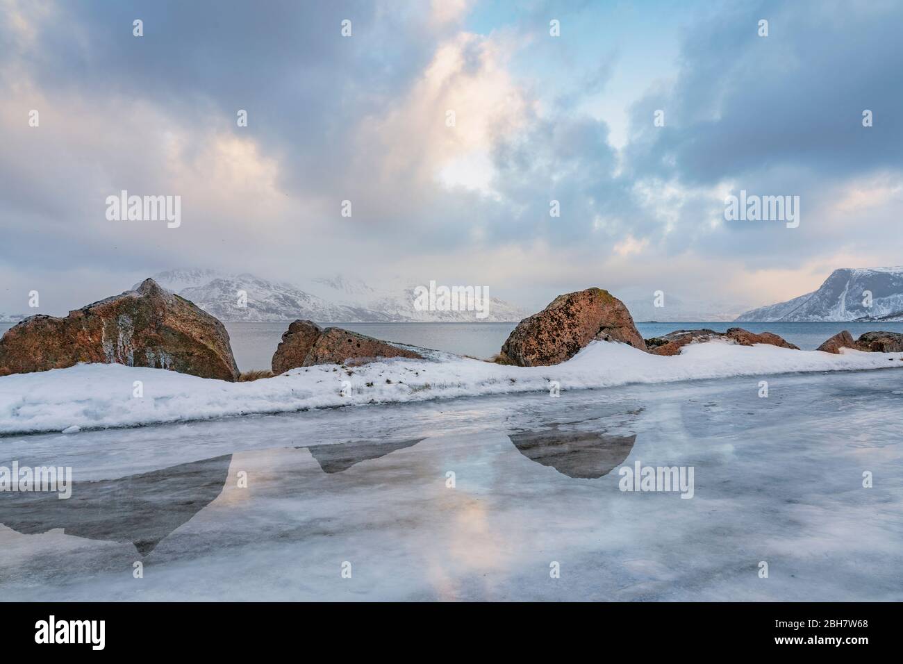 Paesaggio invernale all'alba polare sull'isola di Kvaløya e fiordo vicino a Tromso, Norvegia settentrionale Foto Stock