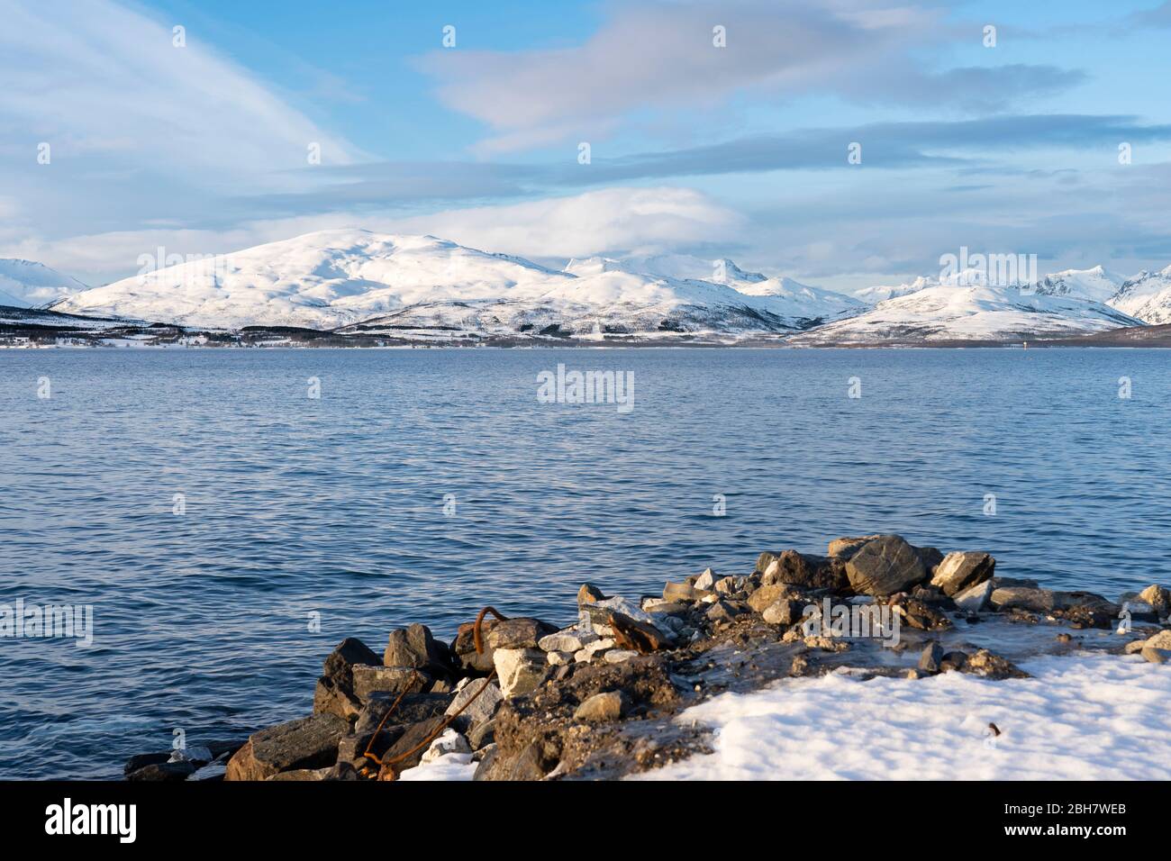 Paesaggio invernale all'alba polare sull'isola di Kvaløya e fiordo vicino a Tromso, Norvegia settentrionale Foto Stock