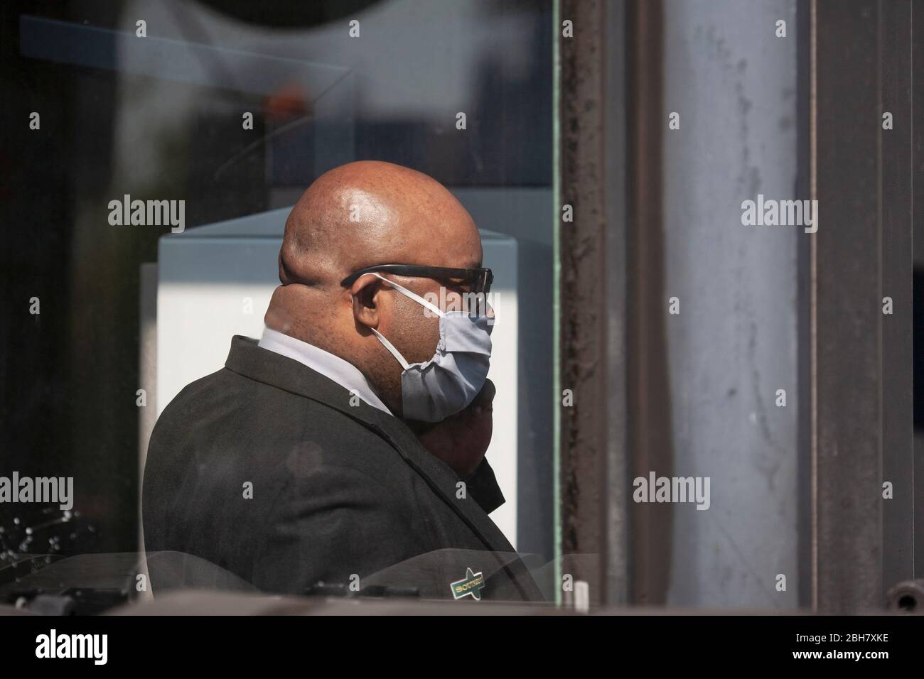 Uomo che indossa i dispositivi di protezione individuale durante l'epidemia di COVID19, Streatham, South London, 24/04/2020 Foto Stock