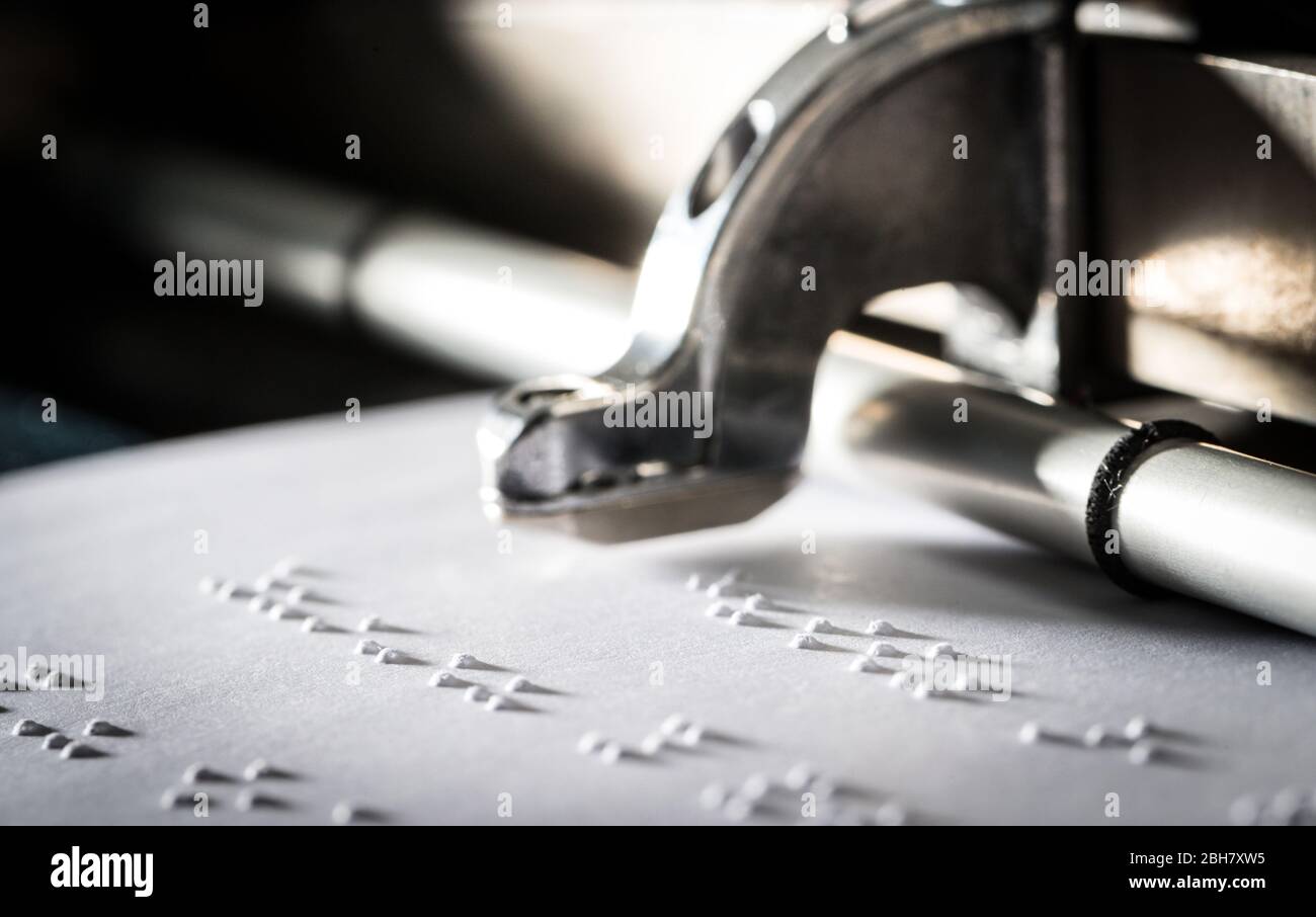 Braille stampato con una macchina da scrivere Brailler Foto Stock