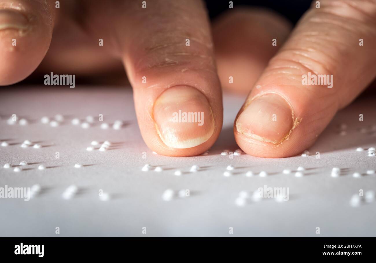 Foto ravvicinata di una donna che legge il testo braille Foto Stock