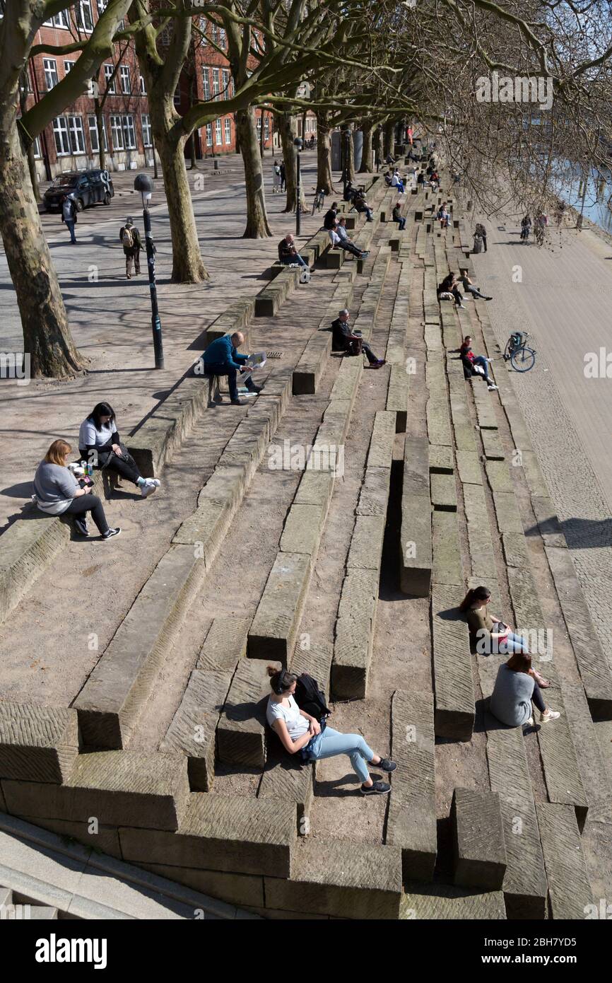 07.04.2020, Brema, Brema, Germania - la gente gode il tempo di primavera al fiume con la distanza necessaria a causa di Corona. 00A200407D093CAROEX. Foto Stock