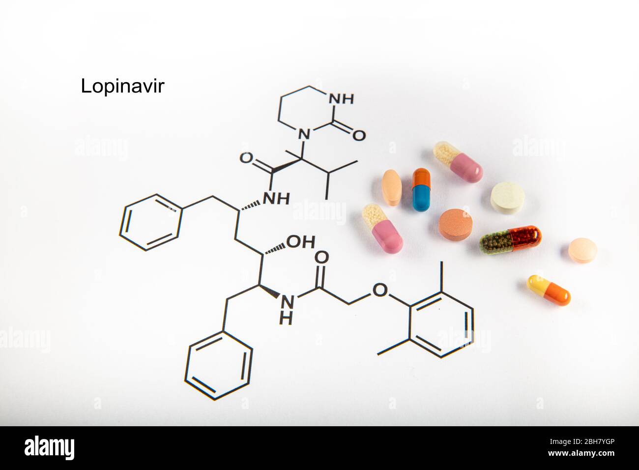 Lopinavir antivirale, pensato per curare la malattia respiratoria di Covid-19. Lopinavir molecola e alcuni medicinali/siringa per iniezione vicino alla terra che Foto Stock