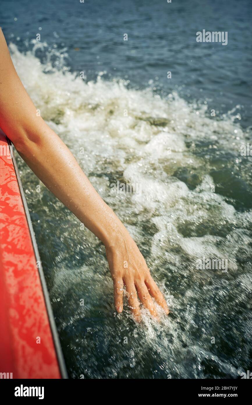 06.09.2019, Berlino, Berlino, Germania - le dita toccano l'acqua durante una gita in barca. 0MC190825D844CAROEX.JPG [VERSIONE MODELLO: NO, VERSIONE PROPRIETÀ: NO Foto Stock