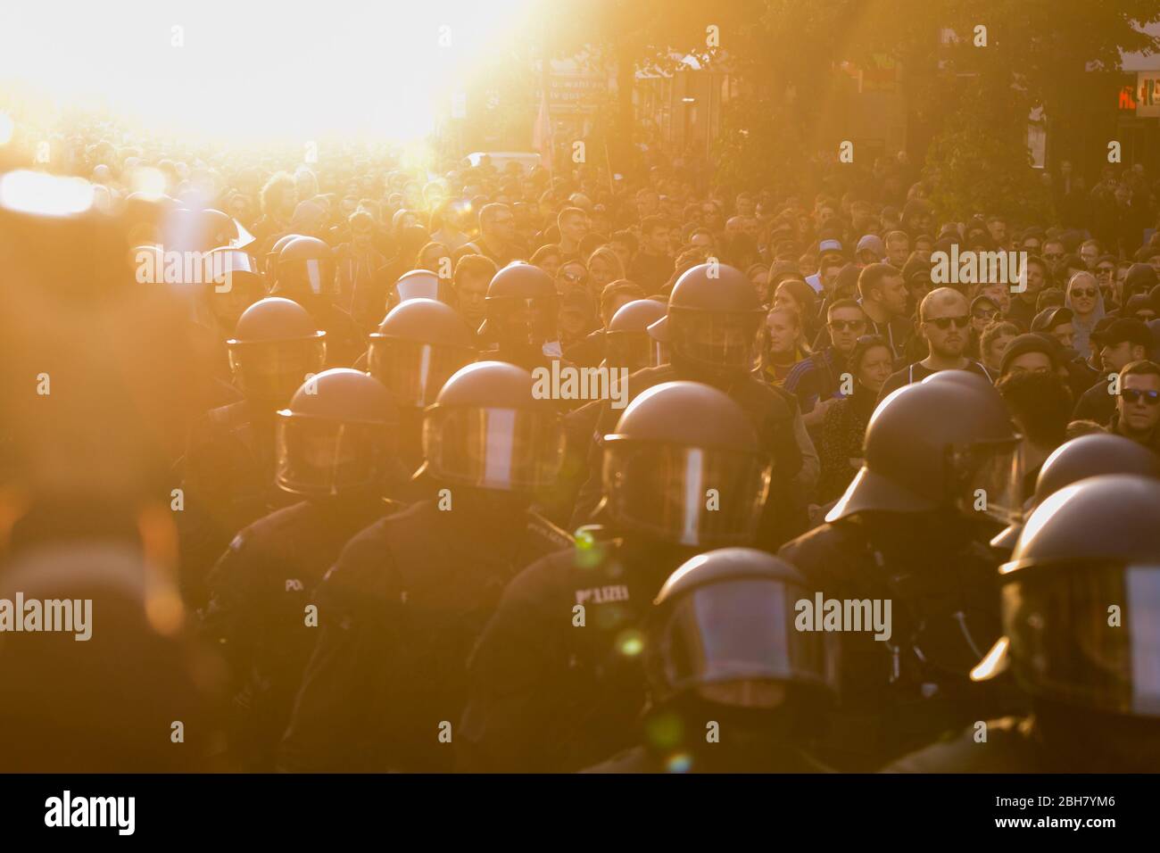 01.05.2019, Berlino, Berlino, Germania - gli ufficiali di polizia accompagnano la dimostrazione rivoluzionaria del giorno di maggio al tramonto. 0MK190501D001CAROEX.JPG [MODELLO Foto Stock