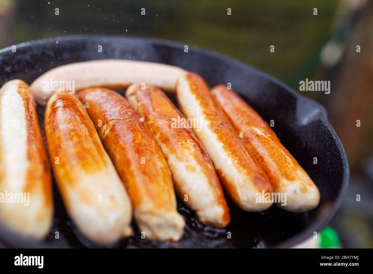 21.02.2020, Berlino, Berlino, Germania - salsicce fritte in una padella di ghisa. 0MK200221D036CAROEX.JPG [VERSIONE MODELLO: NO, VERSIONE PROPRIETÀ: NO (c) caro ima Foto Stock
