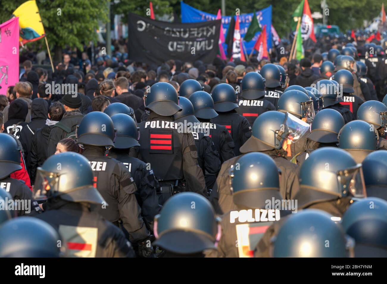 01.05.2019, Berlino, Berlino, Germania - poliziotti accompagnano la dimostrazione rivoluzionaria del giorno di maggio. 0MK190501D007CAROEX.JPG [VERSIONE MODELLO: NO, PROPERTT Foto Stock