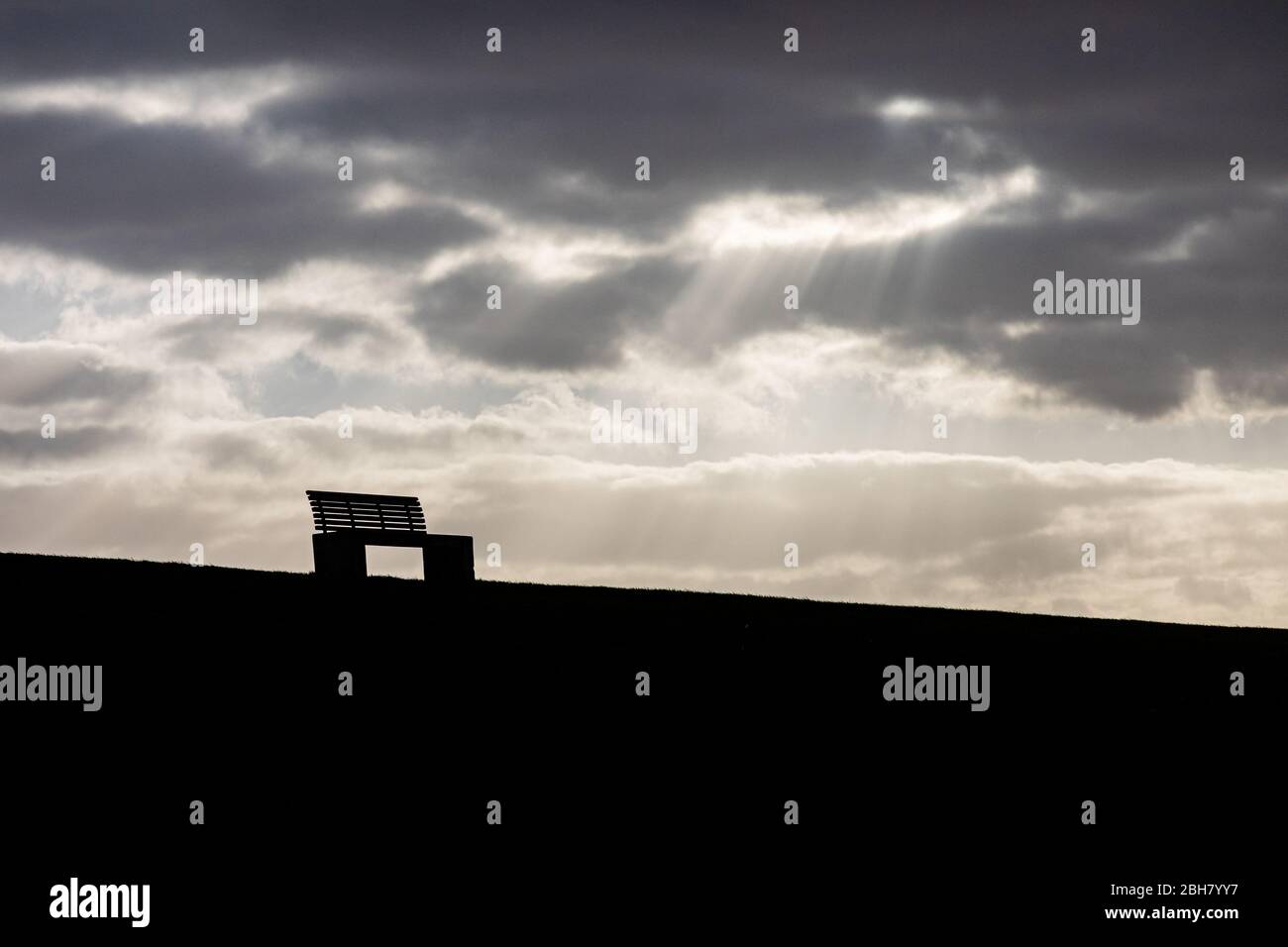 24.03.2020, Neuharlingersiel, bassa Sassonia, Germania - silhouette di una panca. 0MK200324D108CAROEX.JPG [VERSIONE MODELLO: NO, VERSIONE PROPRIETÀ: NO (C) CARO Foto Stock
