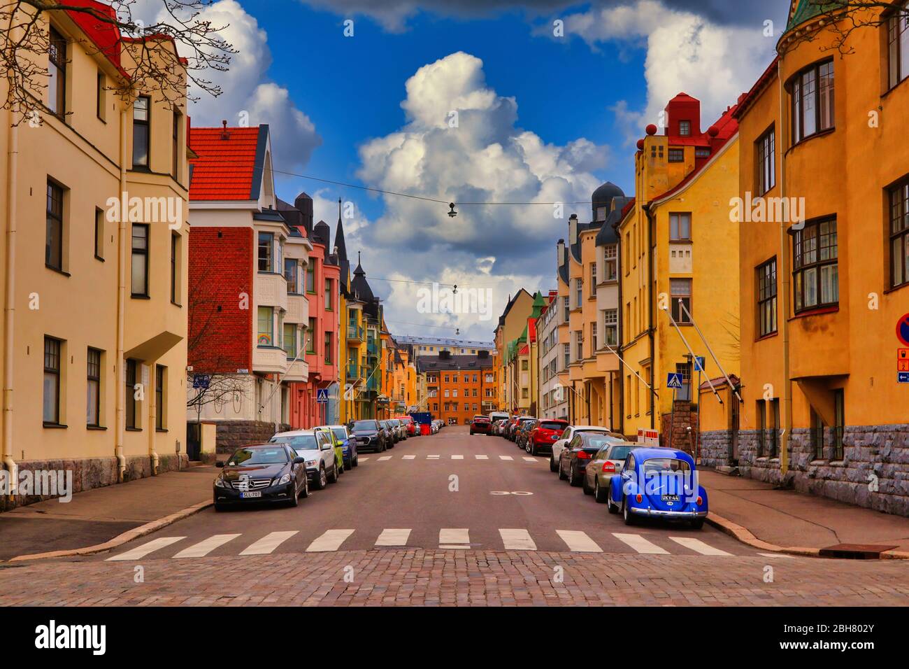 Colorato Jugendstil e Art Nouveau architettura o ville in città in Huvilakatu Street, Helsinki Finlandia con cielo blu e nuvole. Aprile 24, 2020. Foto Stock