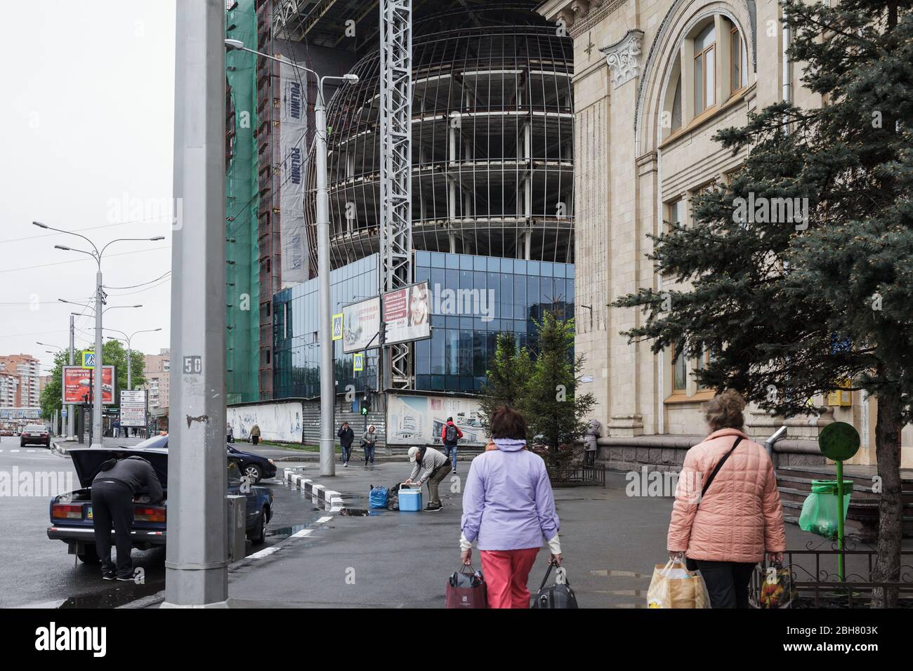 30.04.2019, Kharkiv, , Ucraina - cantiere per un edificio d'affari a forma di palla a Kharkiv. 00P190430D784CAROEX.JPG [VERSIONE MODELLO: Foto Stock