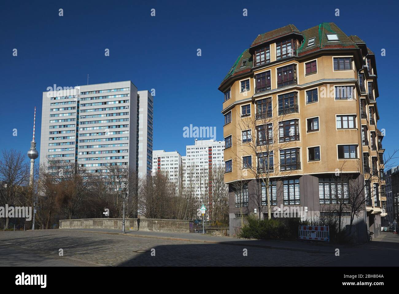 23.03.2020, Berlino, Berlino, Germania - edifici residenziali sulla Fischerinsel a Berlino-Mitte. Al Gruenstrassenbruecke si trova il nuovo costrutto Foto Stock