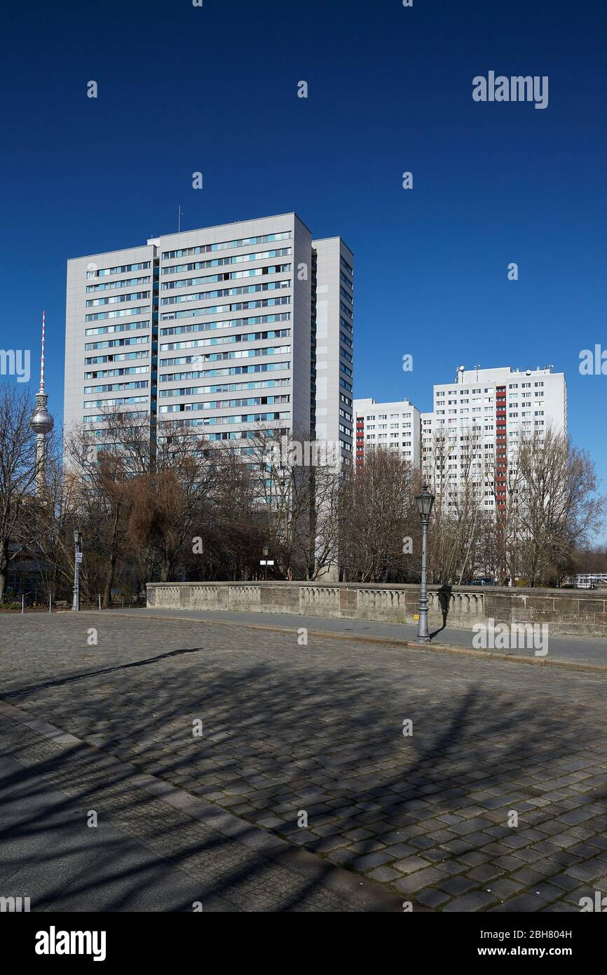 23.03.2020, Berlino, Berlino, Germania - edifici di alta altezza sul Fischerinsel a Berlino-Mitte. In primo piano è il Gruenstrassenbruecke, un più pédé Foto Stock