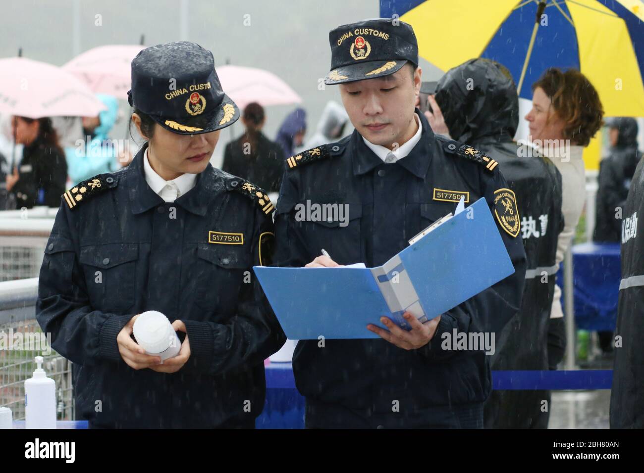 23.03.2019, Conghua, Guangdong, Cina - il funzionario doganale prende una nota in una cartella. 00S190323D518CAROEX.JPG [VERSIONE MODELLO: SÌ, VERSIONE PROPRIETÀ: SÌ (. Foto Stock