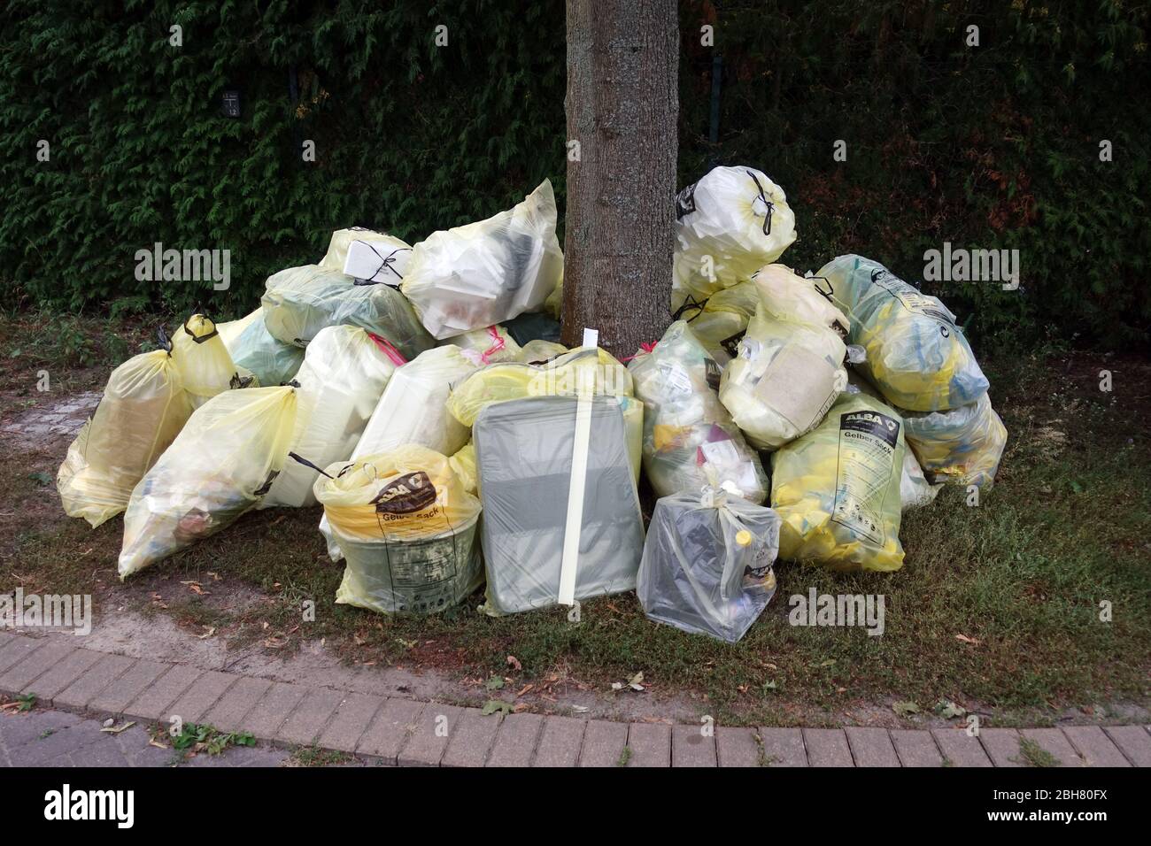 Deposito Di Rifiuti Per Contenitori Di Spazzatura Straripato Con Sacchetti  Di Spazzatura Fotografia Editoriale - Immagine di pulito, riciclaggio:  177495817