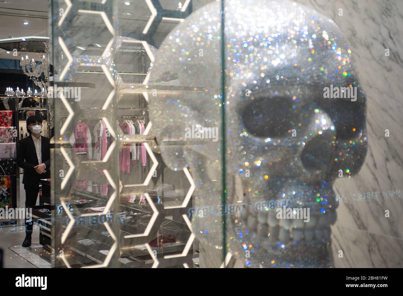 26.01.2020, Singapore, , Singapore - un venditore in un negozio di beni di lusso di proprietà del designer Philipp Plein nel centro commerciale Shoppes a Marina Bay San Foto Stock