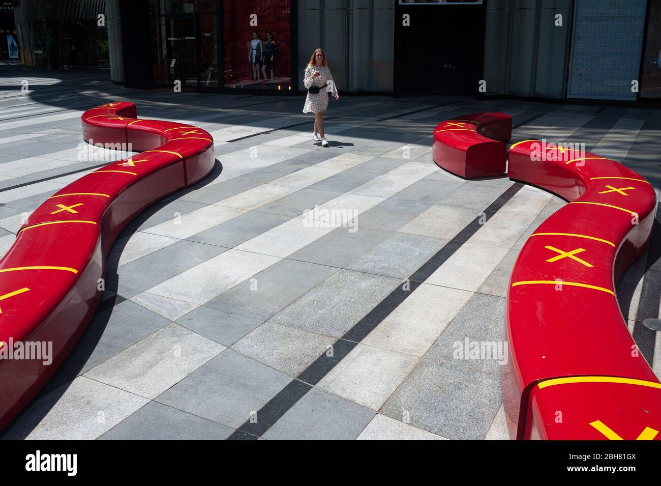02.04.2020, Singapore, , Singapore - per limitare la diffusione del coronavirus pandemico, sono state introdotte misure per mantenere distanze sicure nel publ Foto Stock