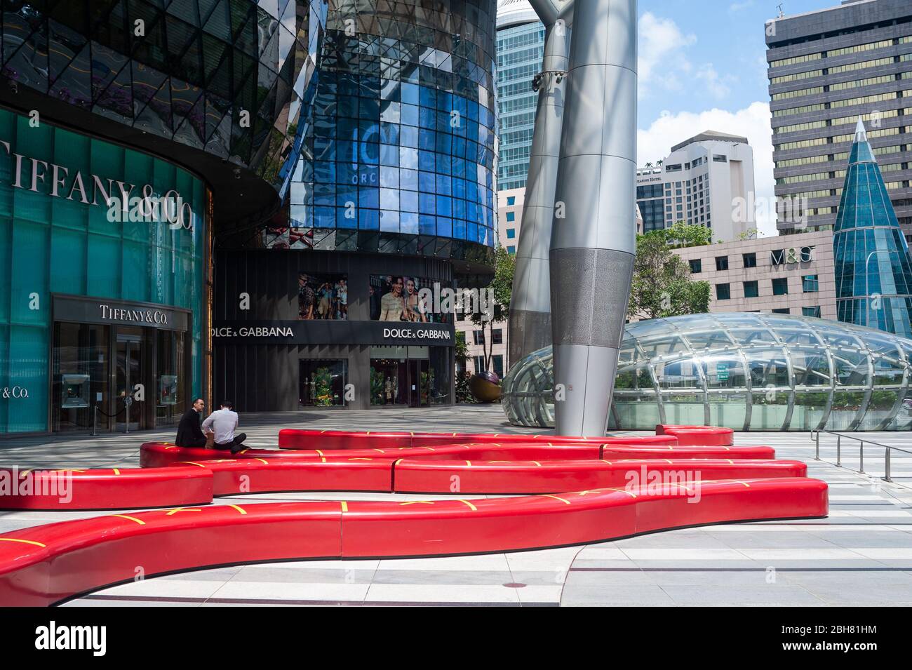 02.04.2020, Singapore, , Singapore - per limitare la diffusione del coronavirus pandemico, sono state introdotte misure per mantenere distanze sicure nel publ Foto Stock