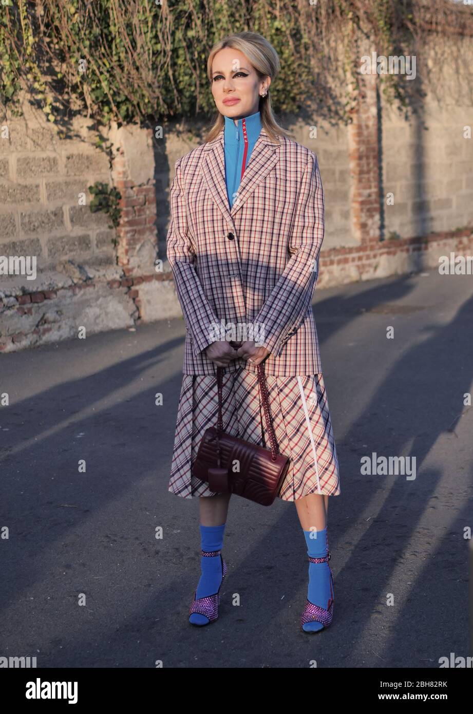 MILANO, Italia: 20 febbraio 2020: Abbigliamento stile strada di Sira Pevida  prima della sfilata di moda Prada durante la settimana della moda milanese  donna Primavera/Estate Foto stock - Alamy