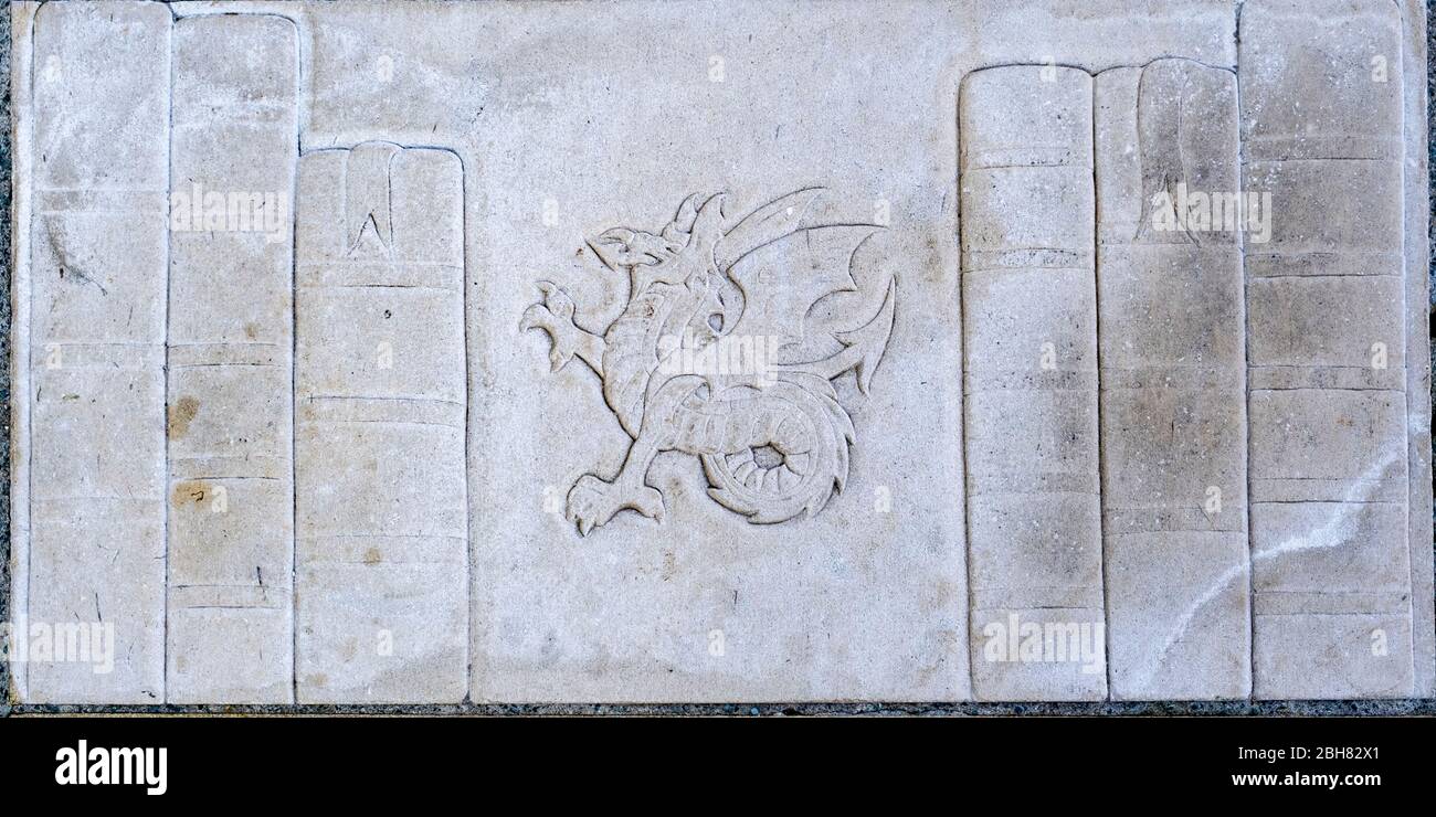 Pietra di bandiera incisa nel Seething Lane Garden, sito del Navy Office presso il quale lavorava Samuel Pepys, ora un parco tascabile nella City di Londra Foto Stock