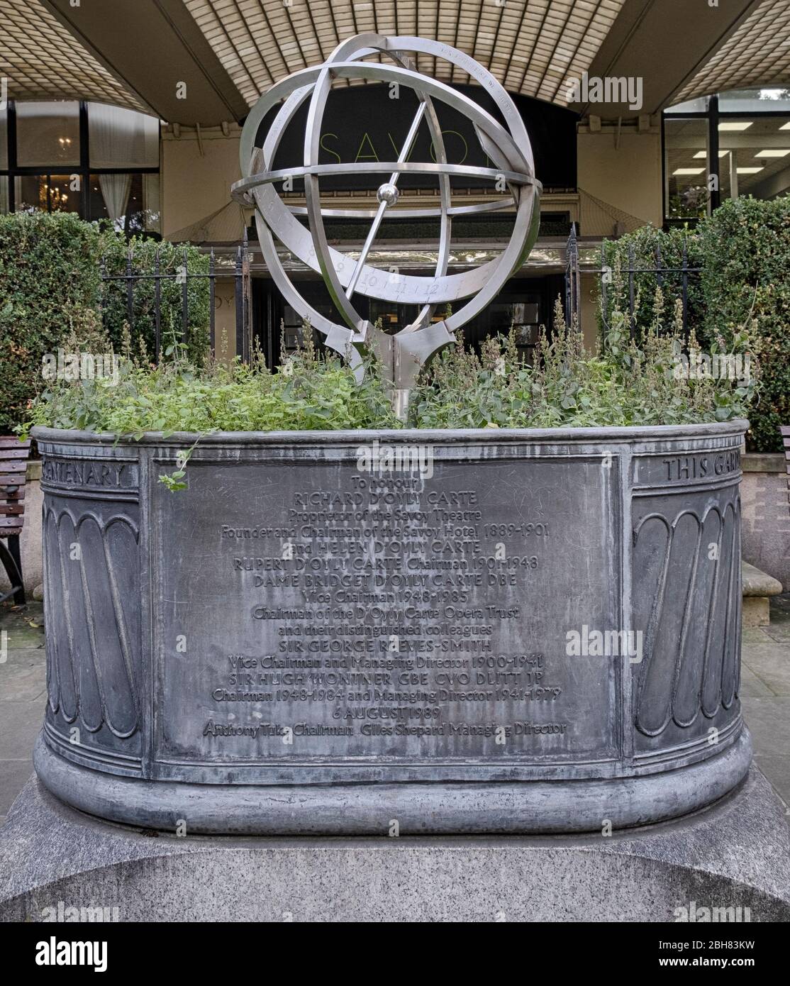 D'Oyly carte Armerillary Sphere, un quadrante ornato, un memoriale della compagnia leggera d'opera con sede nel vicino Savoy Hotel, City of Westminster, Londra Foto Stock