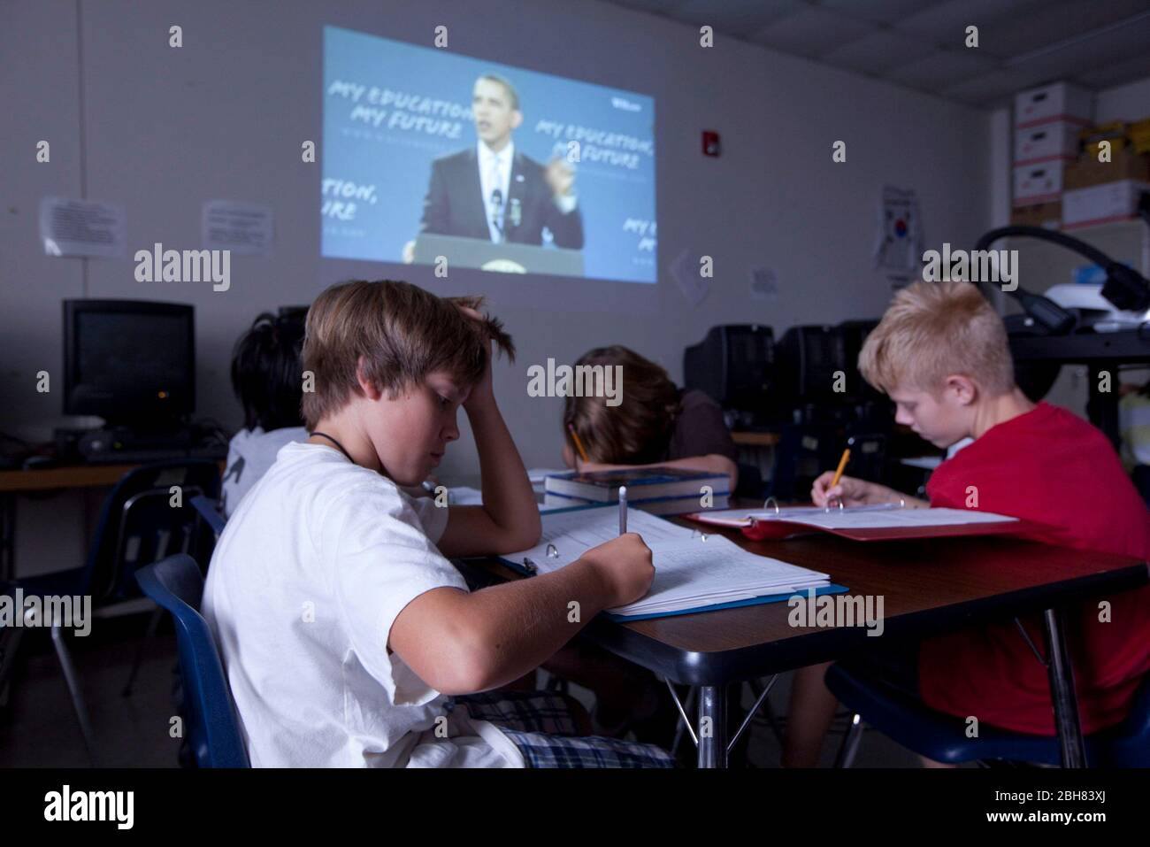 Austin Texas USA, 10 settembre 2009: Il discorso del presidente Barack Obama ai bambini della scuola nazionale è ripresentato per le classi di studi sociali alla Kealing Middle School come parte di una lezione e discussione del processo politico americano per 6th e 7th classificatori. ©Bob Daemmrich Foto Stock