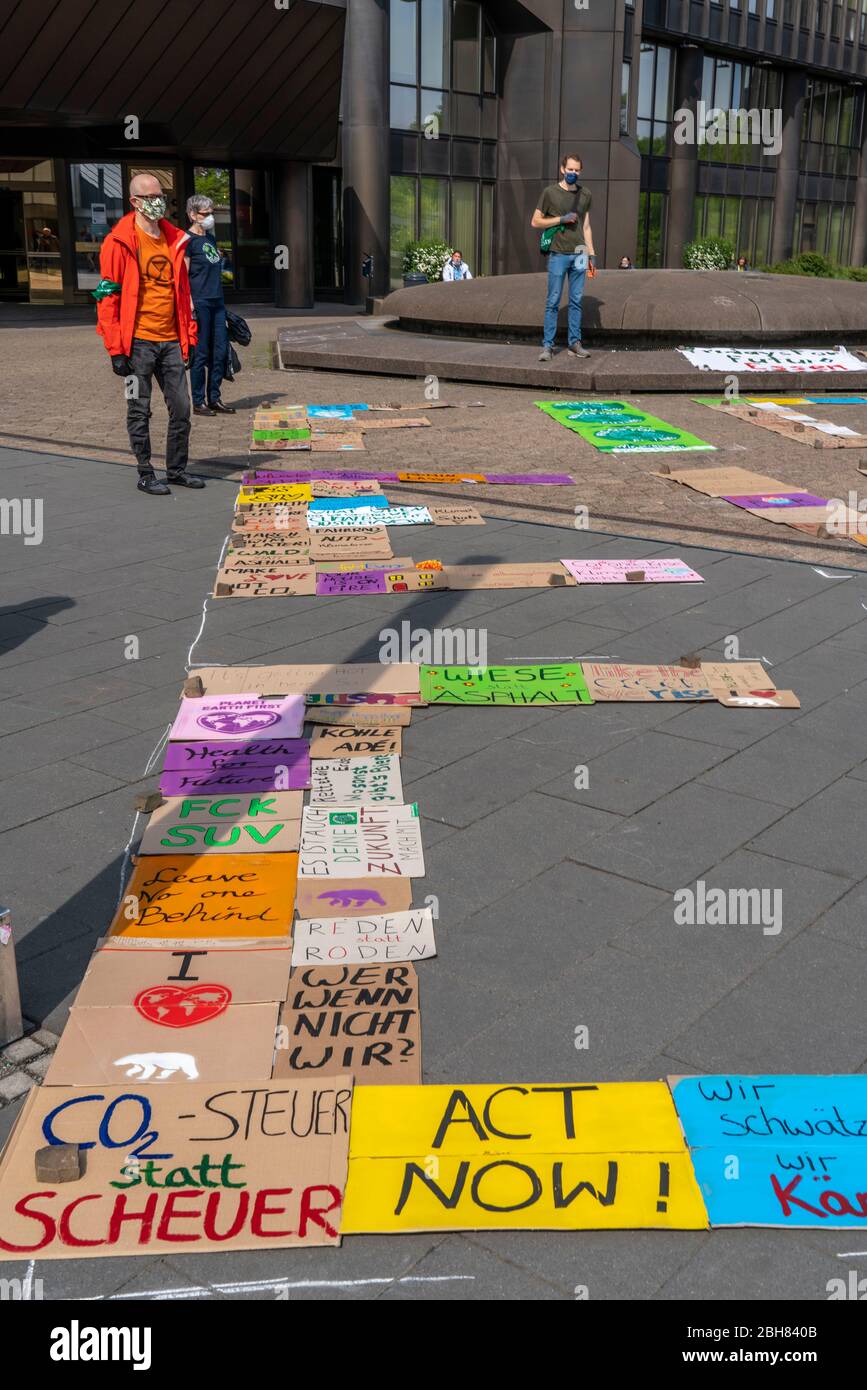 Venerdì per i futuri attivisti con l'azione, il vostro segno è in sciopero per voi, i segni di protesta raccolti saranno, presentato da alcuni membri FFF, di fronte o Foto Stock