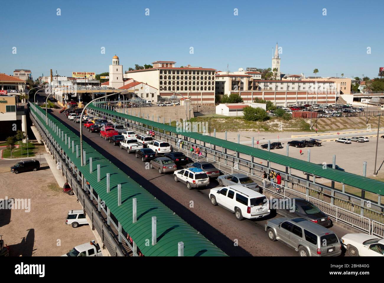 Nuevo Laredo Messico, 17 ottobre 2009: Ponte Internazionale No. 1 si estende sul Rio Grande River guardando verso il centro di Laredo venendo dalla più grande città di Nuevo Laredo, Tamaulipas, Messico, come linee di automobili ruscello verso gli Stati Uniti. L'Hotel la Posada si trova all'estrema destra. ©Bob Daemmrich Foto Stock