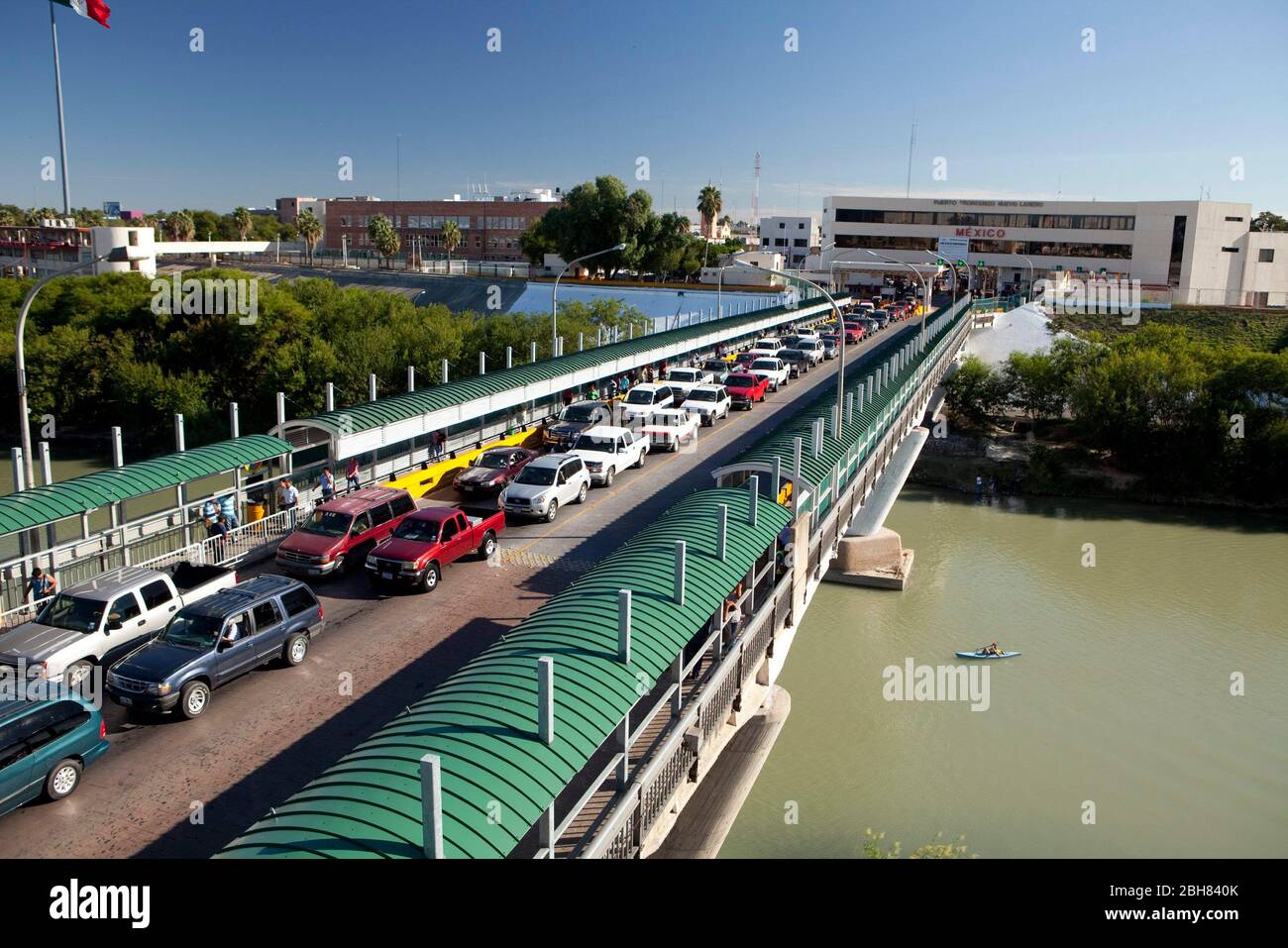 Laredo, Texas USA, 17 ottobre 2009: Ponte internazionale n. 1 si estende sul Rio Grande guardando verso Nuevo Laredo, Tamaulipas, Messico, come linee di automobili ruscello verso gli Stati Uniti e il centro di Laredo. È uno dei cinque ponti sul Rio Grande a Laredo. ©Bob Daemmrich Foto Stock