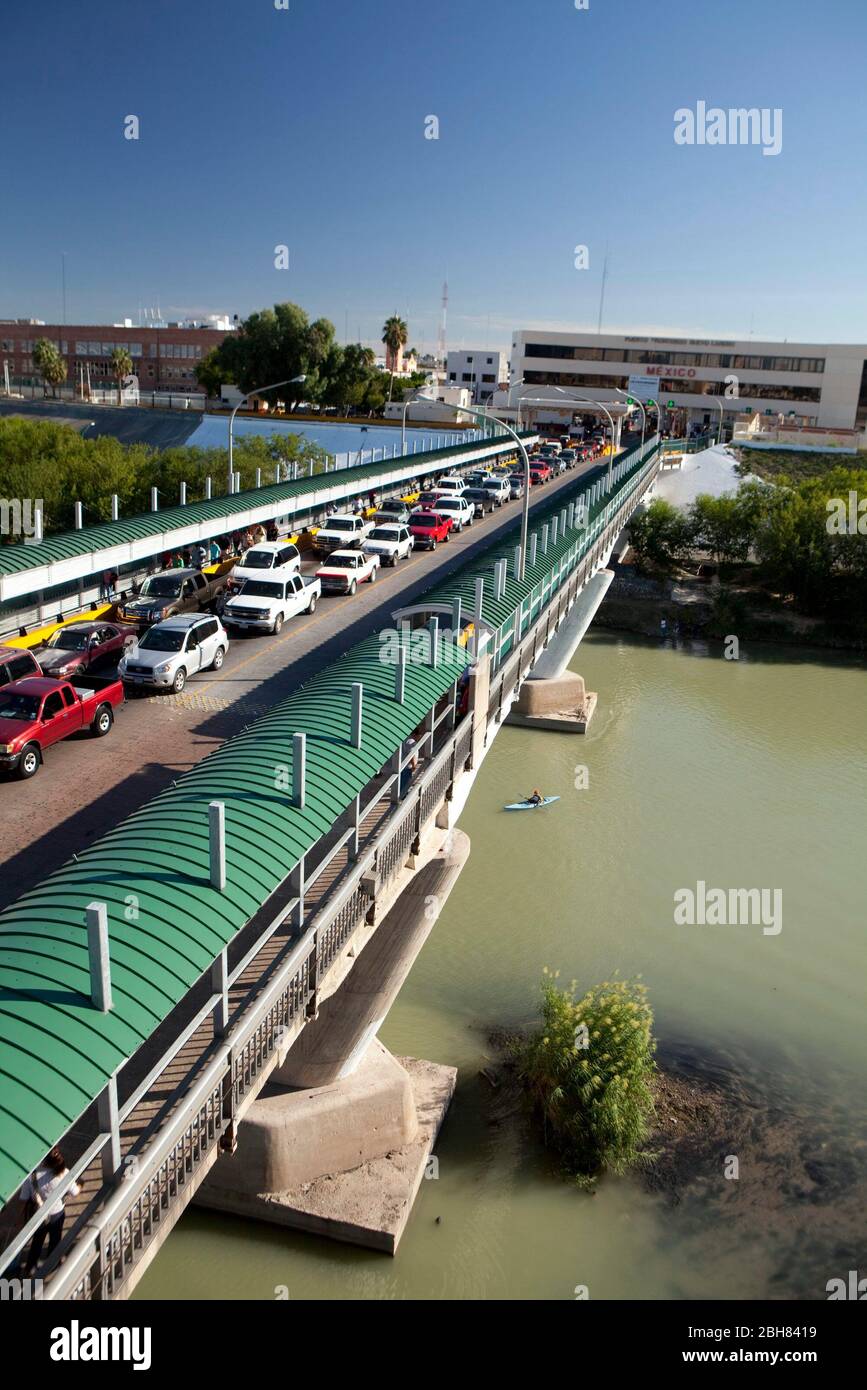 Laredo, Texas USA, 17 ottobre 2009: Ponte internazionale n. 1 si estende sul Rio Grande guardando verso Nuevo Laredo, Tamaulipas, Messico, come linee di automobili ruscello verso gli Stati Uniti e il centro di Laredo. È uno dei cinque ponti sul Rio Grande a Laredo. ©Bob Daemmrich Foto Stock
