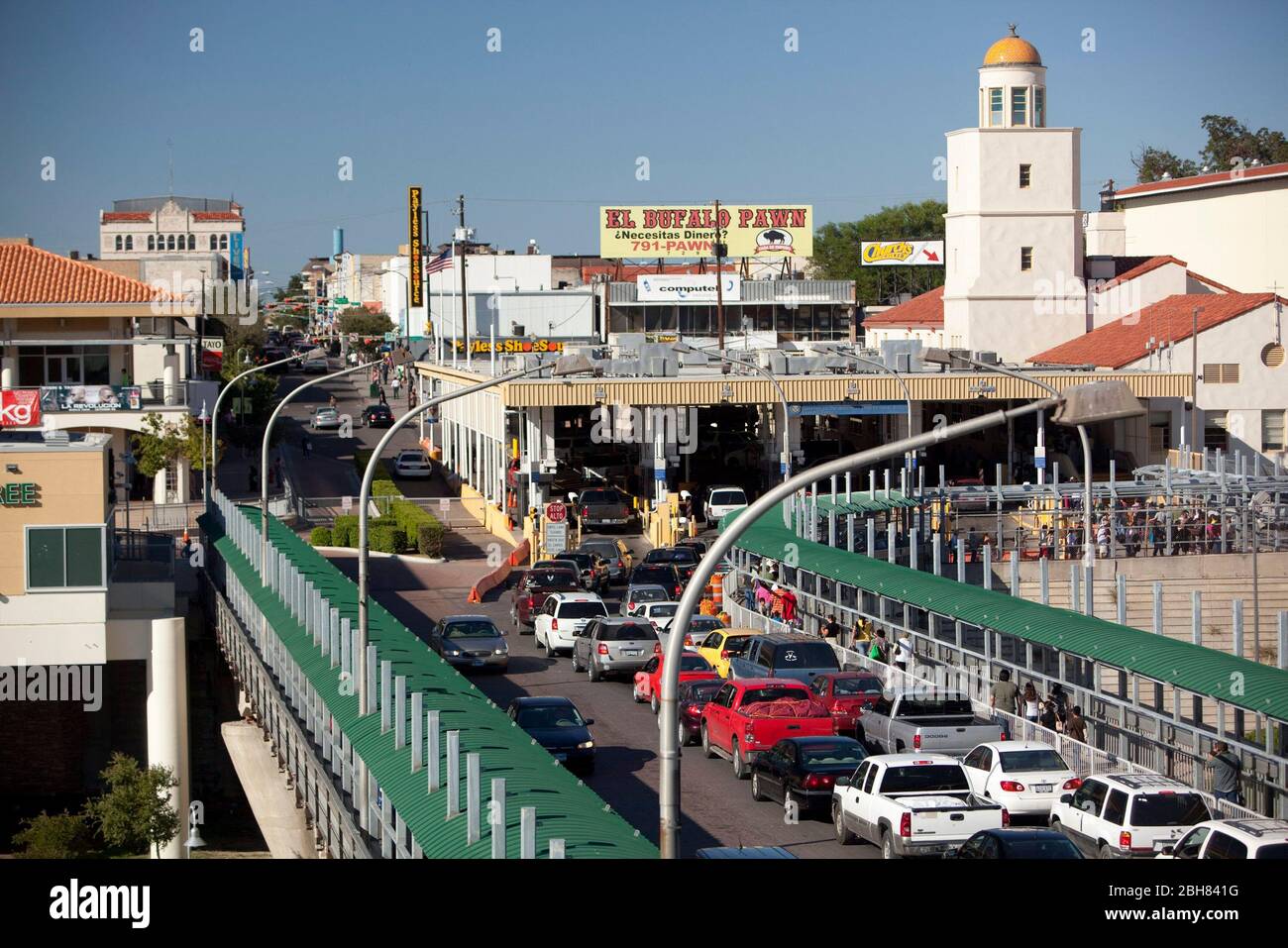 Nuevo Laredo Messico, 17 ottobre 2009: Ponte Internazionale No. 1 si estende sul Rio Grande River guardando verso il centro di Laredo venendo dalla più grande città di Nuevo Laredo, Tamaulipas, Messico, come linee di automobili ruscello verso gli Stati Uniti. ©Bob Daemmrich Foto Stock