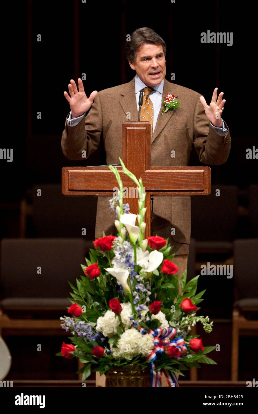 Killeen, Texas 8 novembre 2009: Il governatore del Texas Rick Perry parla ai parrocchiani della prima chiesa Battista di Killeen durante un servizio commemorativo tre giorni dopo che il cannoniere accusato Nidal Hasan aprì il fuoco al vicino Fort Hood, uccidendo 13 persone e ferendo molte altre. ©Bob Daemmrich Foto Stock