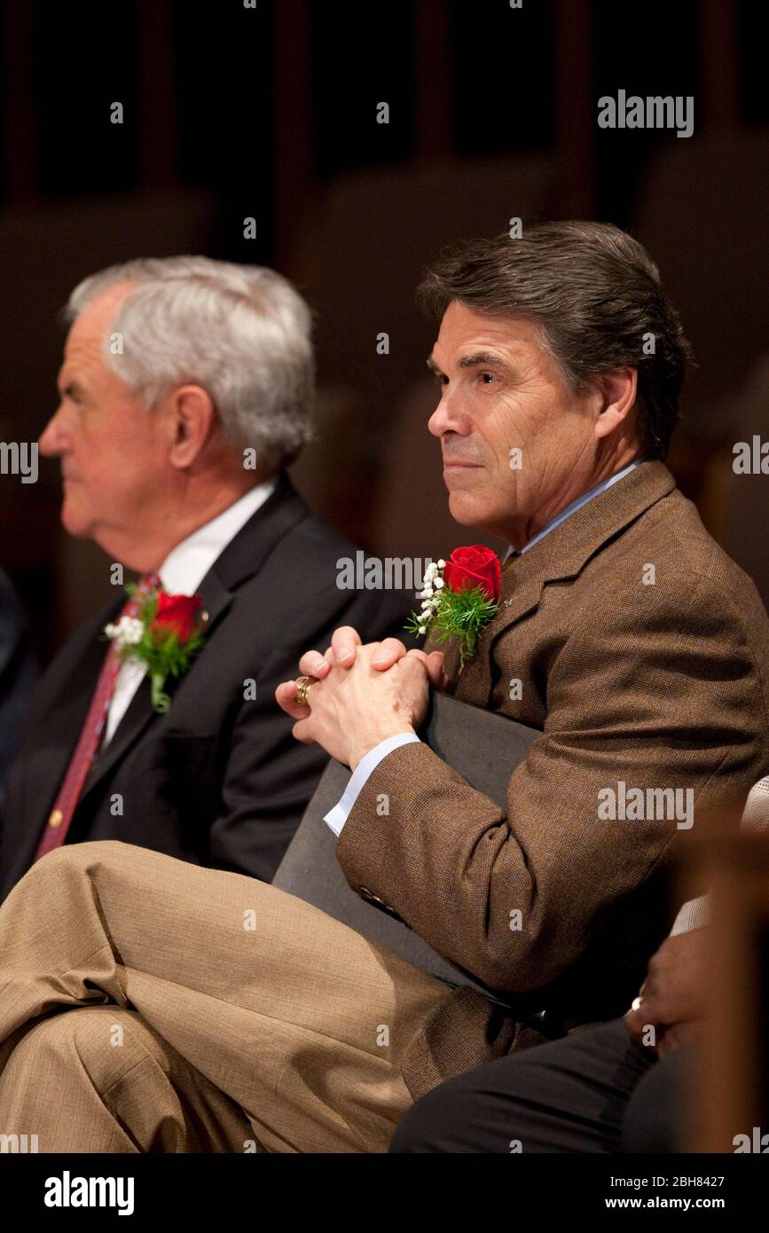 Killeen, Texas 8 novembre 2009: Il governatore del Texas Rick Perry (r) prega ad un servizio commemorativo presso la prima chiesa Battista di Killeen, tre giorni dopo l'accusato pistolero Nidal Hasan aperto il fuoco al vicino Fort Hood, uccidendo 13 persone e ferendo molti altri. ©Bob Daemmrich Foto Stock