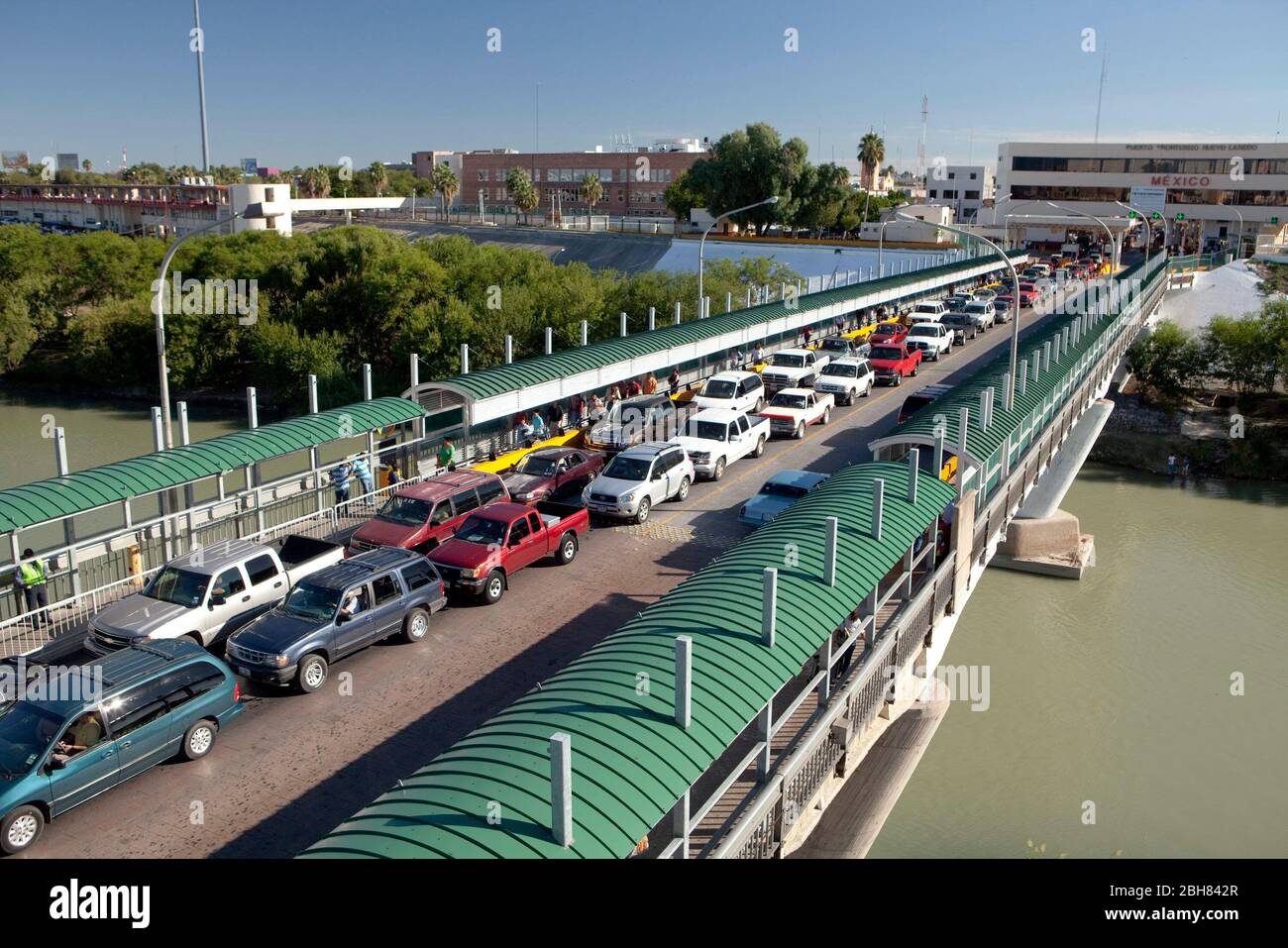Laredo, Texas USA, 17 ottobre 2009: Ponte internazionale n. 1 si estende sul Rio Grande guardando verso Nuevo Laredo, Tamaulipas, Messico, come linee di automobili ruscello verso gli Stati Uniti e il centro di Laredo. È uno dei cinque ponti sul Rio Grande a Laredo. ©Bob Daemmrich Foto Stock