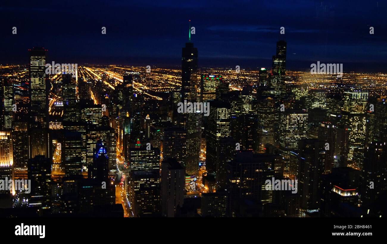 CHICAGO, ILLINOIS, STATI UNITI - DEC 11, 2015: Vista aerea del centro di Chicago di notte dal grattacielo John Hancock alto sopra Foto Stock