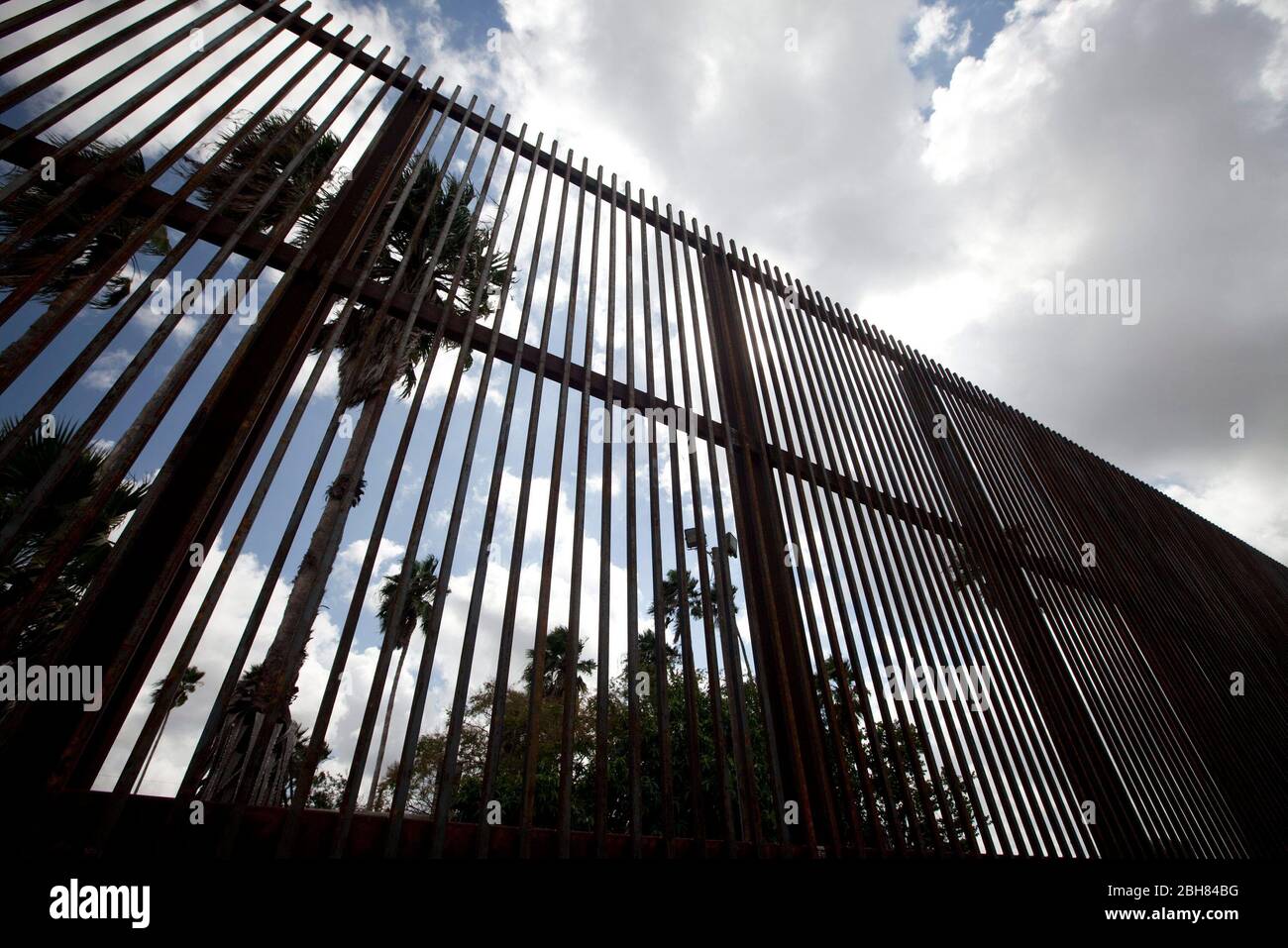 Brownsville, Texas USA, ottobre 7 2009: Una sezione del muro degli Stati Uniti al confine meridionale con il Messico è in costruzione appena a sud del campus dell'Università del Texas-Brownsville/Texas Southmost College vicino al fiume Rio Grande. La parete in cemento e acciaio alta 20 metri, progettata per scoraggiare i passaggi illegali dal Messico agli Stati Uniti, è stata costruita con dollari fiscali federali in sezioni in tutto il Texas meridionale. ©Bob Daemmrich Foto Stock