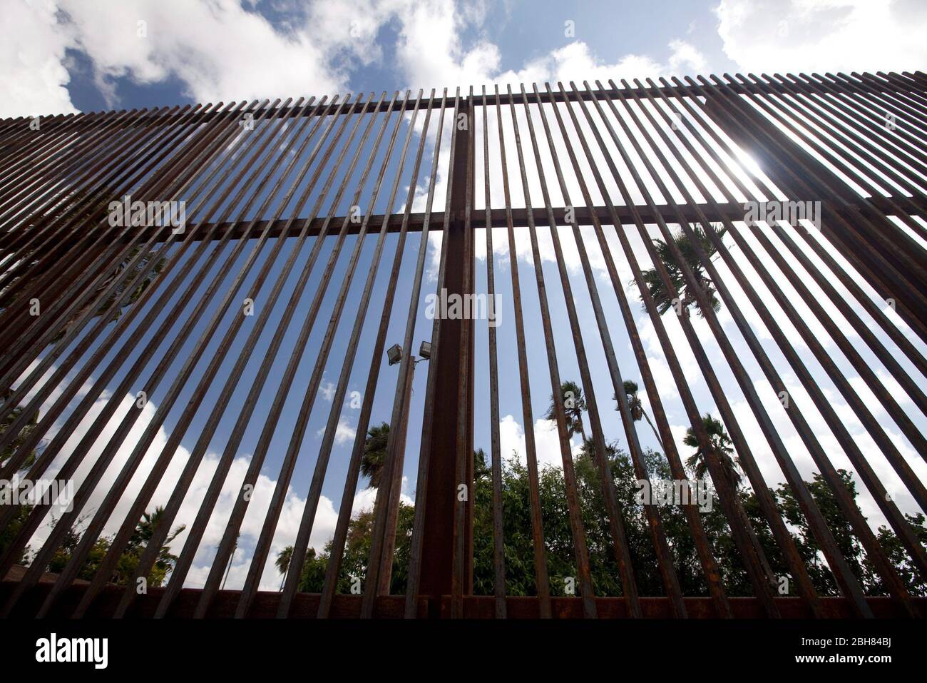 Brownsville, Texas USA, ottobre 7 2009: Una sezione del muro degli Stati Uniti al confine meridionale con il Messico è in costruzione appena a sud del campus dell'Università del Texas-Brownsville/Texas Southmost College vicino al fiume Rio Grande. La parete in cemento e acciaio alta 20 metri, progettata per scoraggiare i passaggi illegali dal Messico agli Stati Uniti, è stata costruita con dollari fiscali federali in sezioni in tutto il Texas meridionale. ©Bob Daemmrich Foto Stock