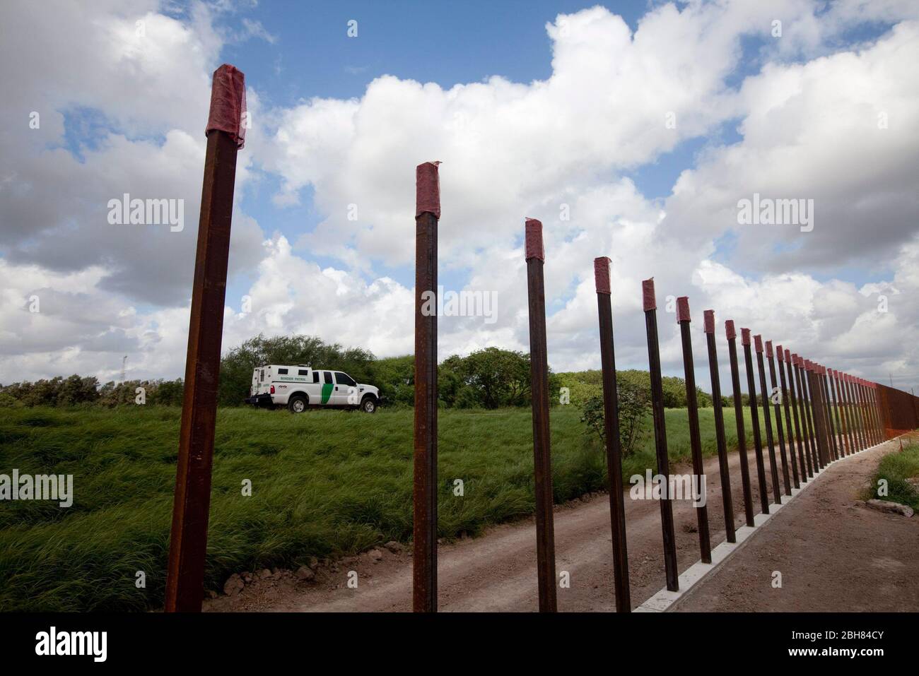 Brownsville, Texas USA, ottobre 7 2009: Una sezione del muro degli Stati Uniti al confine meridionale con il Messico è in costruzione appena a sud del campus dell'Università del Texas-Brownsville/Texas Southmost College vicino al fiume Rio Grande. La parete in cemento e acciaio alta 20 metri, progettata per scoraggiare i passaggi illegali dal Messico agli Stati Uniti, è stata costruita con dollari fiscali federali in sezioni in tutto il Texas meridionale. ©Bob Daemmrich Foto Stock