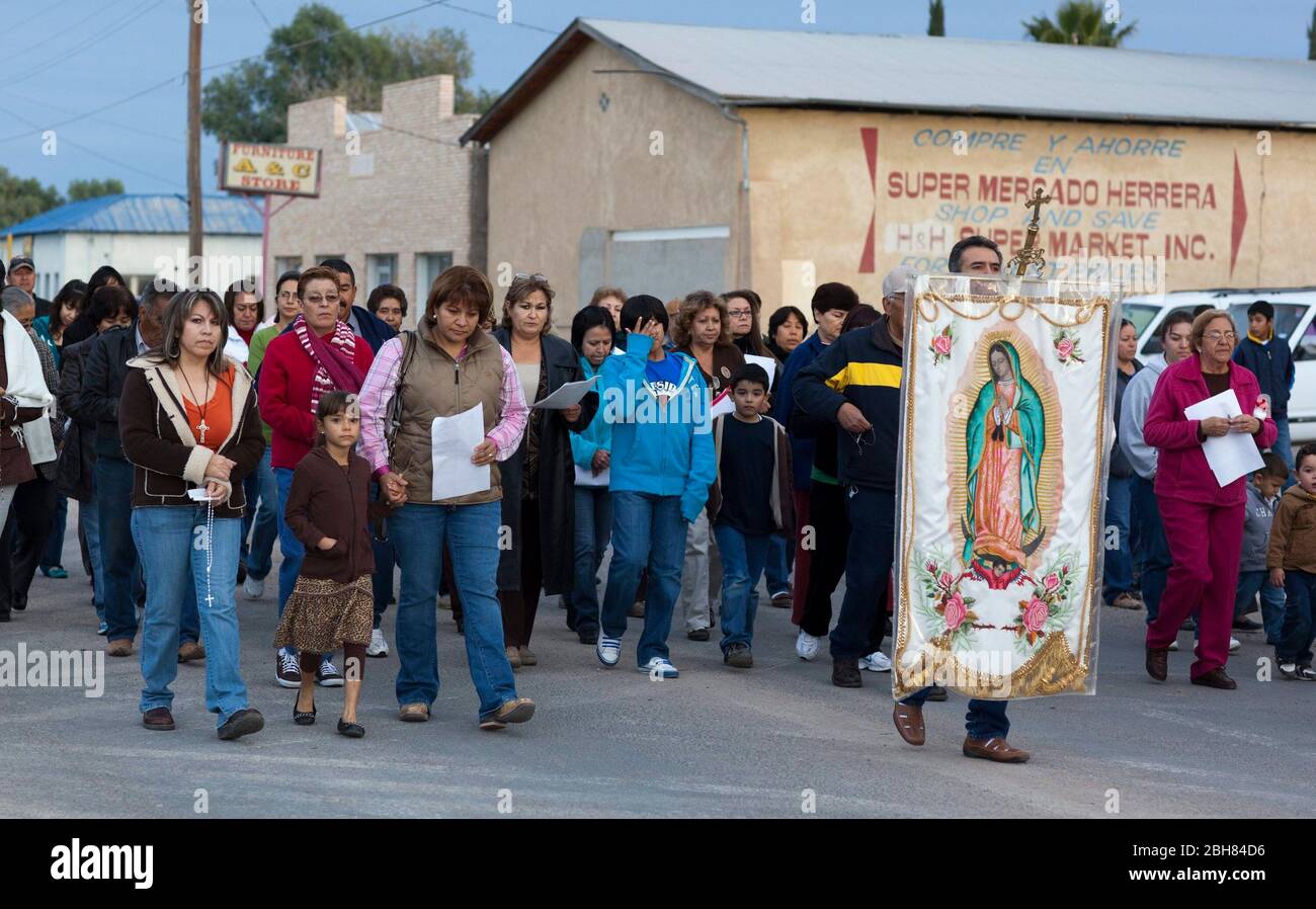 Presidio Texas USA, 9 dicembre 2009: I parrocchiani della Chiesa cattolica di Santa Teresa de Jesus nella polverosa città di confine del Texas di Presidio eseguono una posada di Natale o una processione alla chiesa come parte della loro festa di nascita di Cristo. La cerimonia è un mix di ritmi cattolici tradizionali e canti indiani. ©Bob Daemmrich Foto Stock
