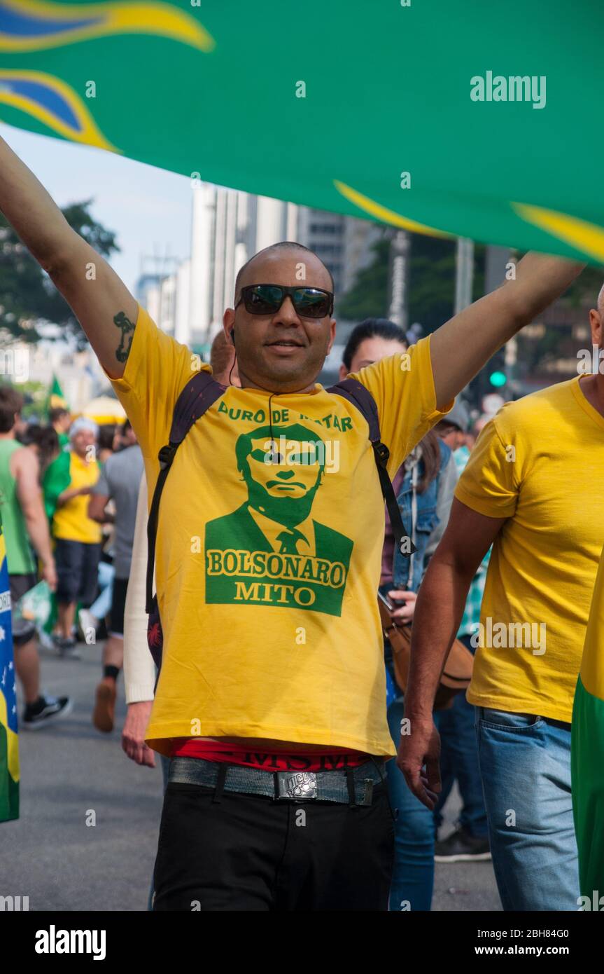 Sao Paulo, SP, Brasile, 2018/10/21, dimostrativo pro candidato presidenziale Jair Bolsonaro su Paulista Avenue - uomo che ha in mano la grande bandiera e che perda un 'ha Foto Stock