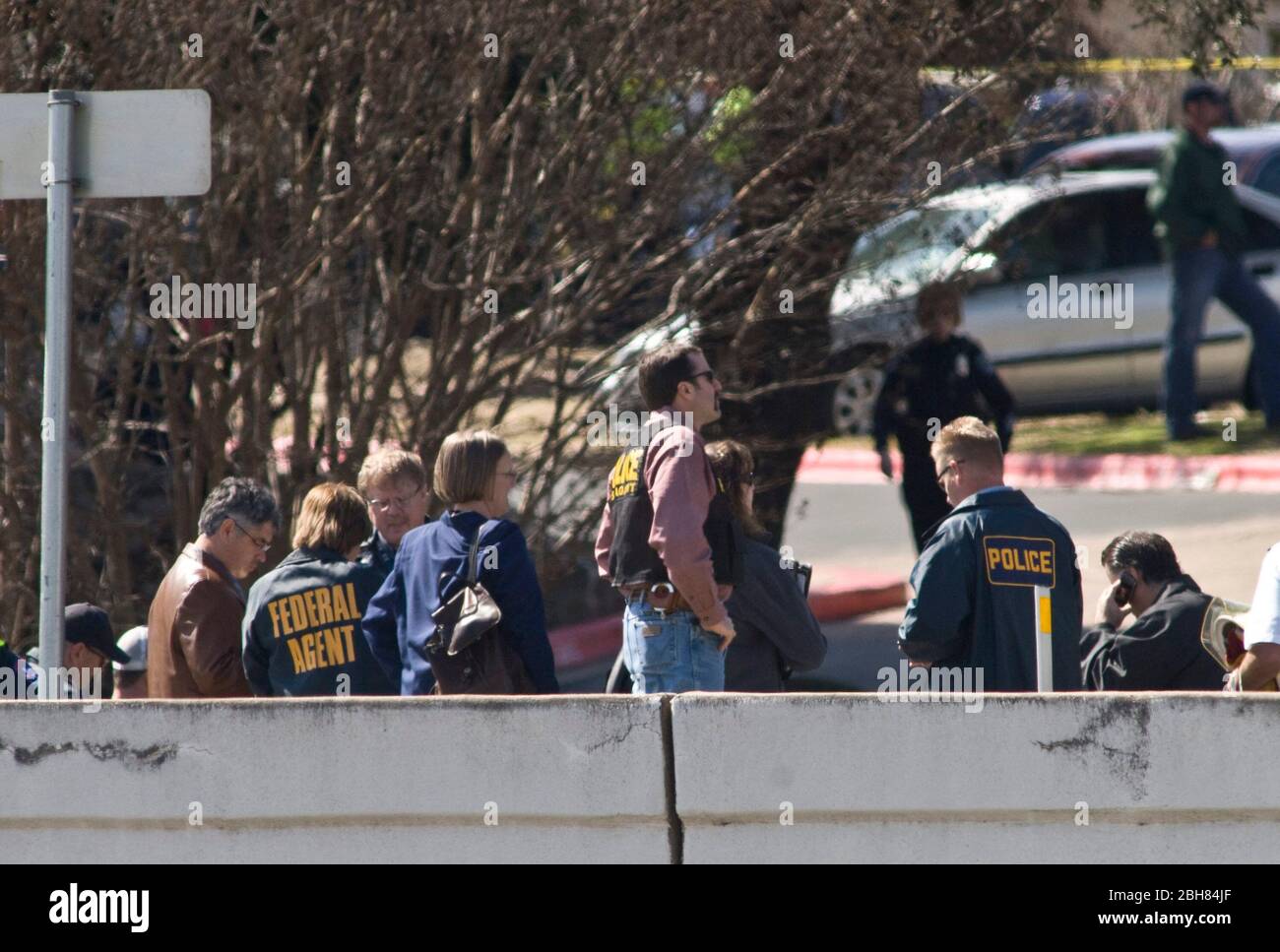 Austin Texas USA, febbraio 18 2010: Gli agenti dell'FBI sono pronti a indagare sulle macerie di un edificio di uffici dopo che Joseph Stack III ha schiantato il suo aereo privato a motore singolo in un ufficio Internal Revenue Service, uccidendo se stesso e un manager dell'IRS all'interno dell'edificio. Stack, a quanto pare, si è lasciato dietro un manifesto anti-governativo che ha dettagliato i suoi problemi fiscali in corso con l’IRS. ©Marjorie Kamys Cotera/Daemmrich Photography Foto Stock