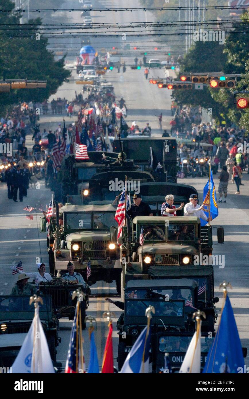 Austin Texas USA, 11 novembre 2009: I partecipanti si sono alzati dalla folla durante la parata annuale del Veteran's Day che si dirige su Congress Avenue attraverso il centro città fino al Campidoglio dello Stato. ©Bob Daemmrich Foto Stock