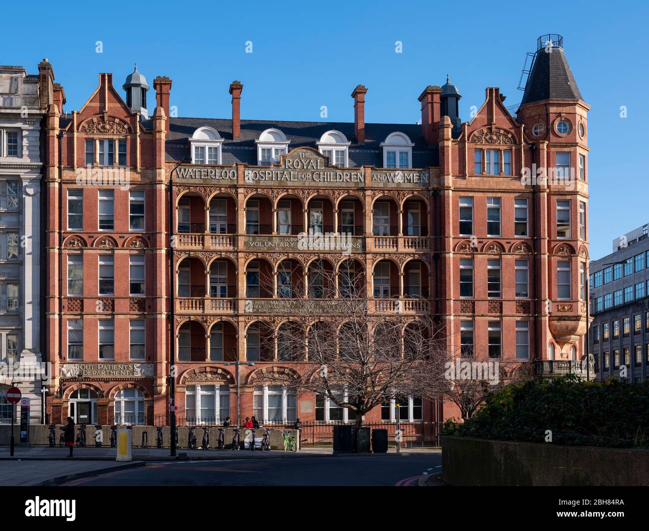 Royal Hospital for Children and Women, Waterloo Road, costruito nel 1905 in stile rinascimentale lombardo, con portico Doulton e segnaletica ora un ostello Foto Stock