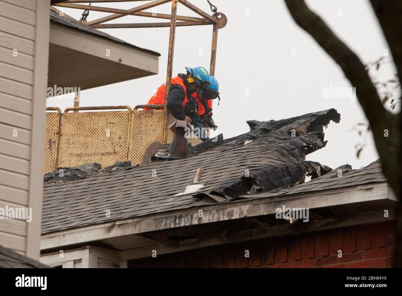 Austin , Texas USA, 20 febbraio 2010: Gli investigatori dell'ufficio federale di alcool, tabacco e armi da fuoco (ATF) fotografano i resti della casa di Joe Stack da un secchio di gru mentre cercano indizi al fuoco che livellava la sua casa. Shorty dopo aver presumibilmente incendiato la sua casa, Stack ha schiantato il suo piccolo aereo privato in un vicino edificio di uffici dell'IRS, uccidendo un dipendente e se stesso. Foto Stock