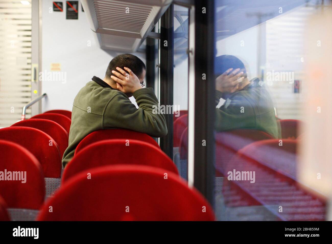 Austin Texas USA, marzo 22 2010: Dopo quasi 30 anni di sforzi con partenze, soste e ripartenze, il primo servizio ferroviario per pendolari nell'area metropolitana di Austin in più di 50 anni arriva nel centro di Austin dalla fiorente periferia settentrionale. La linea rossa della metropolitana Capital da Leander attira curiosi e pendolari desiderosi nella sua corsa inaugurale. ©Bob Daemmrich Foto Stock