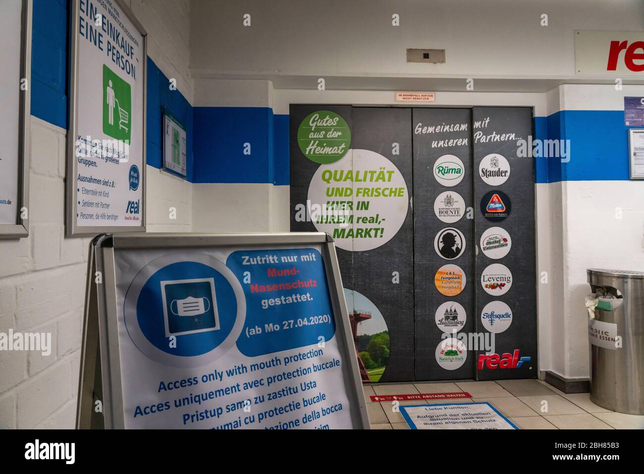 Segnali che indicano l'obbligo di indossare maschere e le norme sulla distanza e l'igiene, quando si visita un supermercato, gli effetti della crisi corona a Essen, Germ Foto Stock